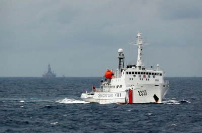 Hình minh hoạ. Tàu hải cảnh của Trung Quốc gần giàn khoan HD 981 ở Biển Đông hôm 13/6/2014