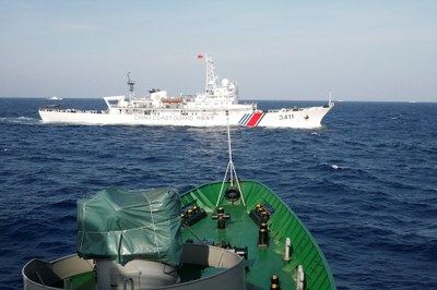 Hình minh hoạ. Tàu hải cảnh Trung Quốc nhìn từ tàu cảnh sát biển của Việt Nam ở Biển Đông hôm 14/5/2014