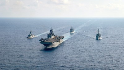 Hình minh hoạ. Tàu chiến của Hải quân Hoàng gia Úc và tàu chiến của Hải quân Mỹ ở Biển Đông hôm 18/4/2020