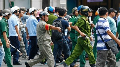 Ảnh minh họa. Cảnh sát 113 và dân phòng bao vây những người biểu tình chống Trung Quốc tại Sài Gòn, ngày 18/05/2014.