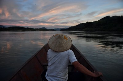 Hình minh hoạ. Một người dân ngồi trên tàu đánh cá ở sông Mekong ở Sangkhom, Thái Lan hôm 31/10/2019