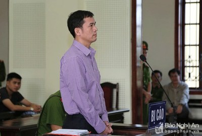 Thầy giáo Nguyễn Năng Tĩnh tại phiên tòa án ở Nghệ An hôm 15/11/2019