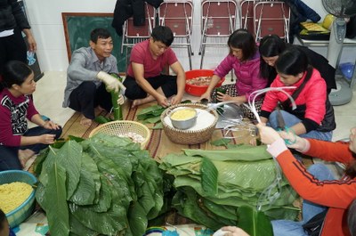 Hình minh hoạ. Người dân ở Nghệ An gói bánh chưng để trợ giúp người dân vùng bị lụt hôm 20/10/2020