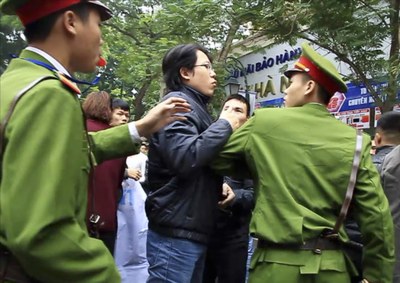 2012-12-09T120000Z_1323743323_GM1E8C9140E01_RTRMADP_3_VIETNAM-CHINA-PROTEST(1).JPG