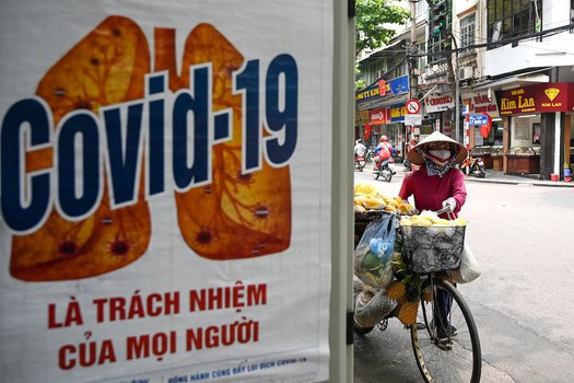 Hình minh hoạ. Tấm biển cảnh báo dịch bệnh COVID-19 ở Hà Nội hôm 29/4/2020
